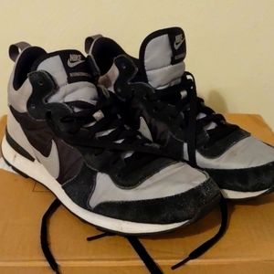 Nike Internationalist Mid size 10